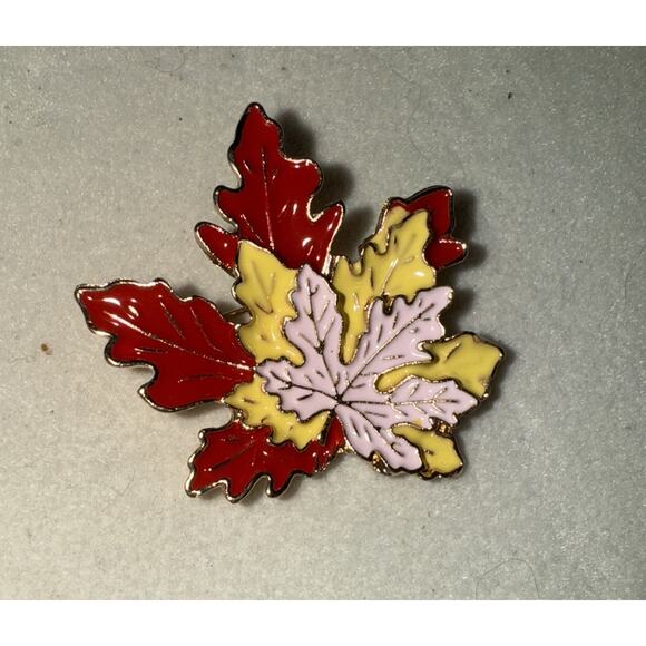 NWT Maple Leaf Tri Color Gold Tone Alloy Pin - Picture 2 of 3